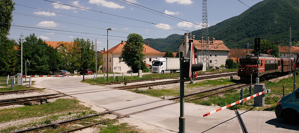 Pri železniški postaji Poljčane bo ukinjen nivojski prehod čez železniško progo. Namesto tega bosta zgrajena podvoz in podhod za dostop potnikov na peron železniške postaje.