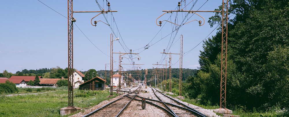 Uredile se bodo tudi elektroenergetske, telekomunikacijske in signalnovarnostne naprave.